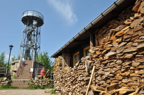 Aussichtsturm und Bergbaude auf der Kohlhaukuppe