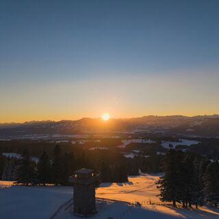 Sonnenaufgang am Aussichtsturm Alpkönigblick mit Blick auf die Allgäuer Alpen