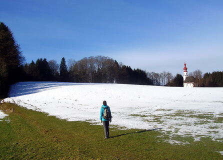 Auch in den Wintermonaten ist die Wanderung zur Kirche St. Johann am Berg reizvoll.