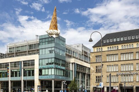 Skulptur Dropped Cone von Claes Oldenburg und Coosje van Bruggen am Kölner Neumarkt