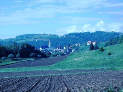 Mit Blick auf die Kirche von St. Nikolai im Sausal