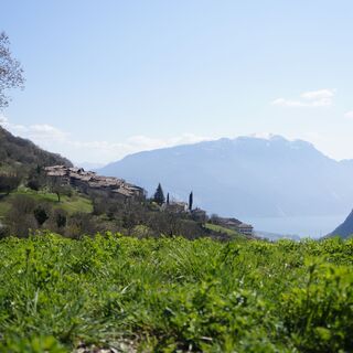 Blick auf den Gardasee und das Dorf Canale di Tenno