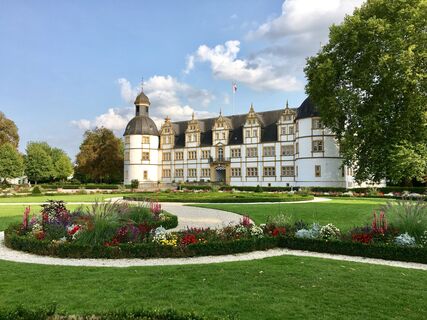Schloss Neuhaus im Sommer