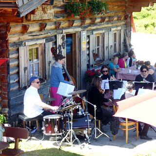 Im Sommer liegt  im Rahmen der "Alm:Klassik-Konzerte" Musik in der Bergluft der Feldinghütte.