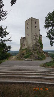 Bergseitig an der Burg Greifenstein vorbei