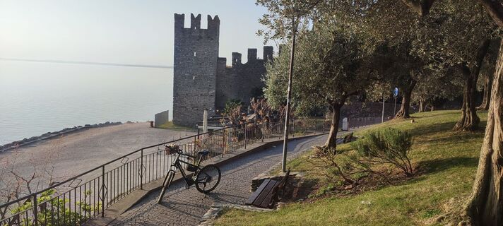 Fotografija s spletne strani Àkos Oroszi na poti