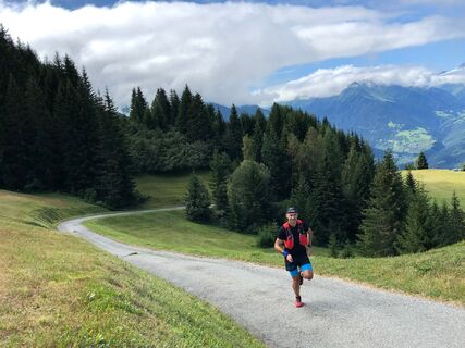 Wunderbar laufbare Bergstrasse in Richtung Alp da Sevgein