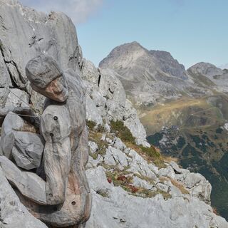 Riese wacht über die Bewohner des Biwaks