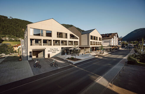 Dips&amp;Drops - Hotel · Sports · Spa · Restaurant