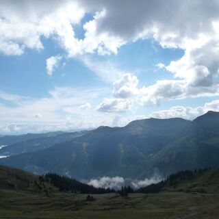 Zu Beginn hat man bereits einen schönen Überblick über den Tourverlauf. Der Pinzgauer Spaziergang verläuft meist unterhalb des Kammes.