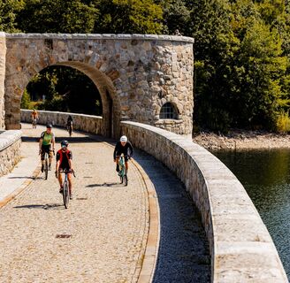 Tour entlang Talsperre