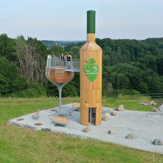 Begehbare Weinflasche am Lautenberg nahe der Therme Loipersdorf