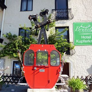 Beinahe schon eine Antiquität: mitten in St. Gilgen steht die alte Gondel der 1957 eröffneten 12-er -Horn-Bahn.