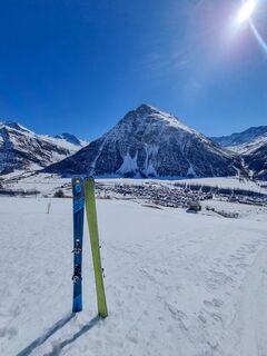 Skitourenfell unter dem Ski beim Aufstieg vorhanden