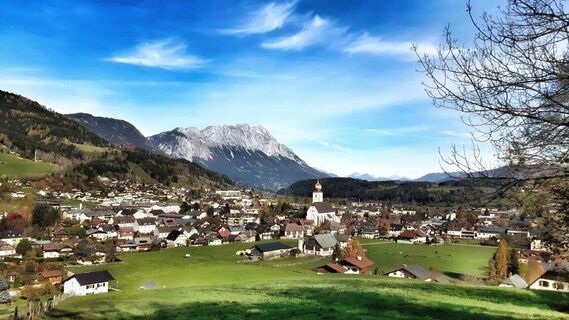 Ortsansicht Gröbming mit Bergpanorama
