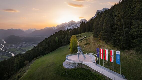 Friedensglocke Mösern zur Sonnenuntergangsstimmung im Frühling - Blick ins Inntal.jpg