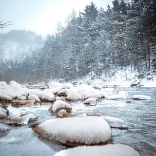 Fluss unter dem Schnee