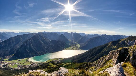 Der Blick vom Rotspitz ermöglicht eine unglaubliche Sicht auf den Achensee und das Karwendelgebirge.