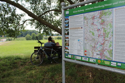 Radfahrer am Weser-Radweg