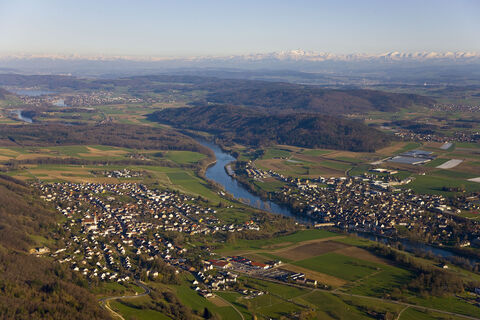 Blick auf Gailingen am Hochrhein und Alpenkette