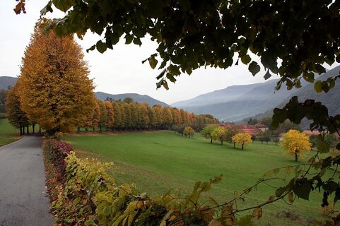 Panorama über das Val Chisone beim Abstieg von der Kirche San Pietro in Vincoli