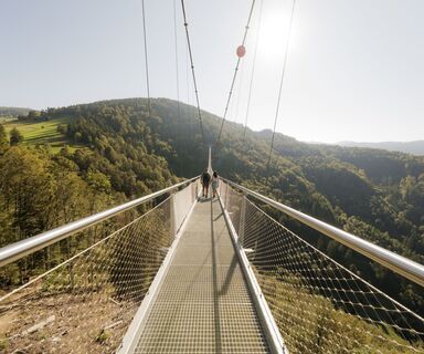 Paar auf der Hängebrücke Blackforestline