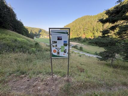 Tafel zur Weidewirtschaft mit Blick auf Hirschbach