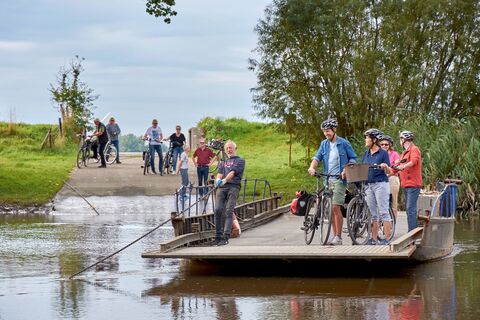 Überfahrt mit der Prahmfähre Gräpel
