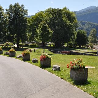 Dem See entlang in Richtung Städtli