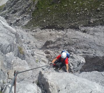 Schlüsselstelle gleich am Anfang nach der Querung. Teilweise überhängig. Viele starten auch erst hier die Tour, da bis hierher auch ein alpiner Steig führt