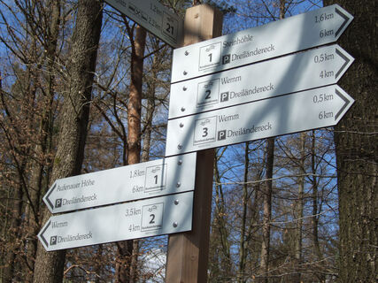 Wegkreuzung am Parkplatz "Dreiländereck"