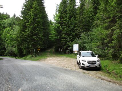 Parkplatz "Ehemalige Liechtensteinsäge", Wanderweg in Bildmitte