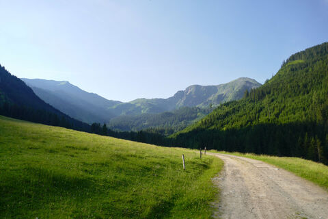 Die Hochweberspitze noch in weiter Ferne (rechts)