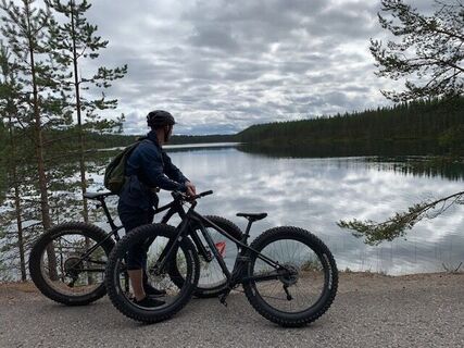 Fatbikes an einem landschaftlich reizvollen Ort in der Nähe eines Sees in Kuusamo