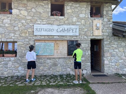 Foto von Skiprofi entlang der Tour