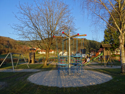 Spielplatz hinter der Kirche in Lautenbach