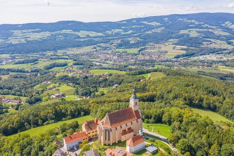 Wallfahrtskirche Pöllauberg Talblick in der Oststeiermark
