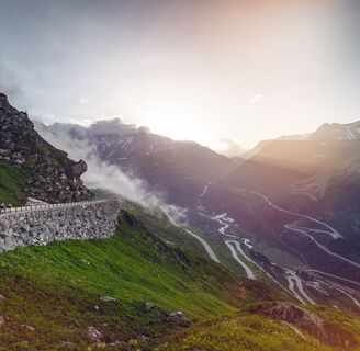 Blick auf die Furkastrasse vom Grimselpass