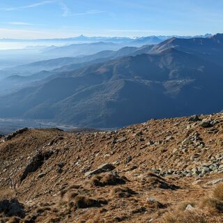 Blick auf den Weg am Rücken oberhalb der Kreuzung auf 1701 m Höhe