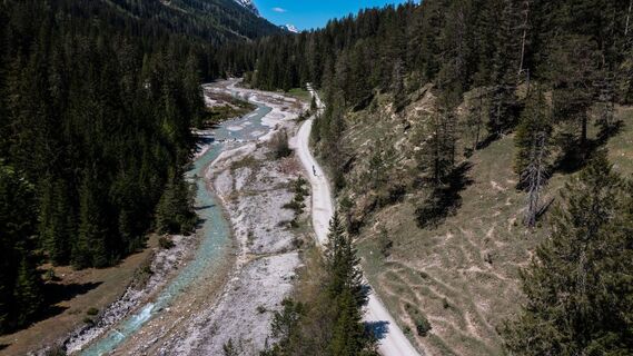 Gravelbiker im Gaistal - Luftaufnahme.jpg