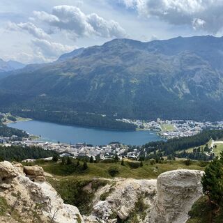 Blick runter auf den St. Moritzersee