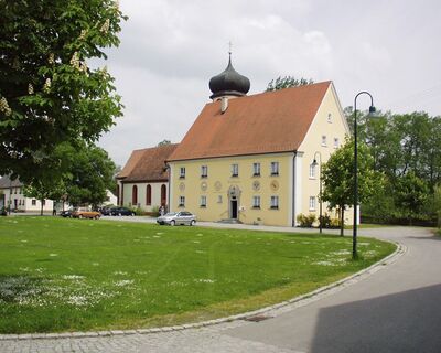 Rathaus Aach-Linz mit St. Martinskirche im Hintergrund