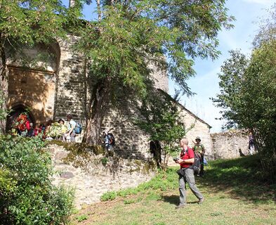 Wanderer an der Kapelle von Les Infournats