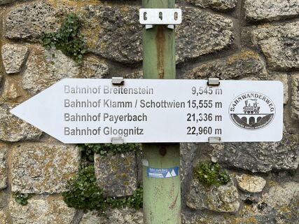 Vom Bahnhof der sehr gut bewegweisten Route folgen (hier: die kürzeste nach Breitenstein)