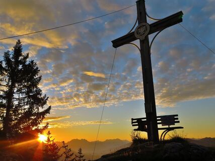 Soell_Sonnenaufgang_Sommer2020_KleinerPoelven_Gipfelkreuz_GabrielEder.JPG