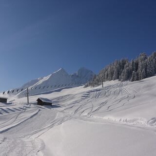 Solarskilift in Tenna mit Blick zum Unter- und Oberhorn
