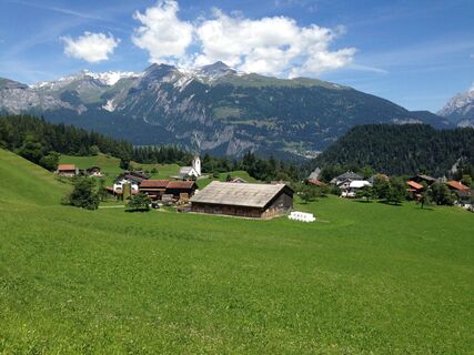 Das Dorf Valendas von weitem