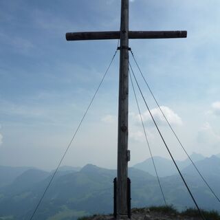 Das Gipfelkreuz des Wannenjochs ist erreicht