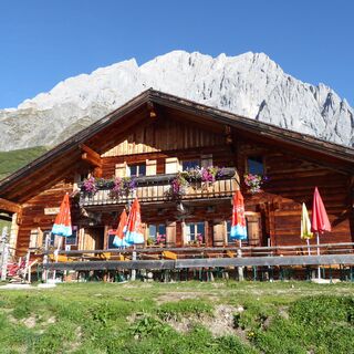 Seit 1999 steht die Molterauhütte auf diesem sicheren Platz, die weiter westlich gelegene alte Alm wurde von einer Lawine zerstört.